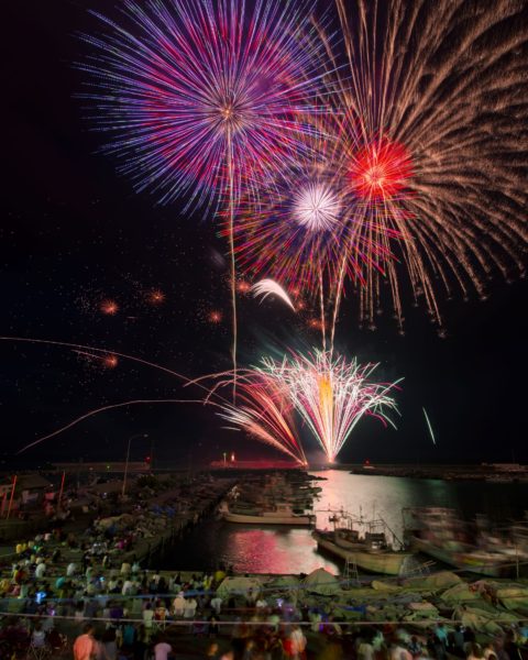 港町の夜空を彩る大輪の花火は迫力満点！大山町納涼花火大会