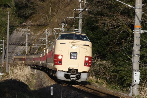 令和によみがえる国鉄色特急