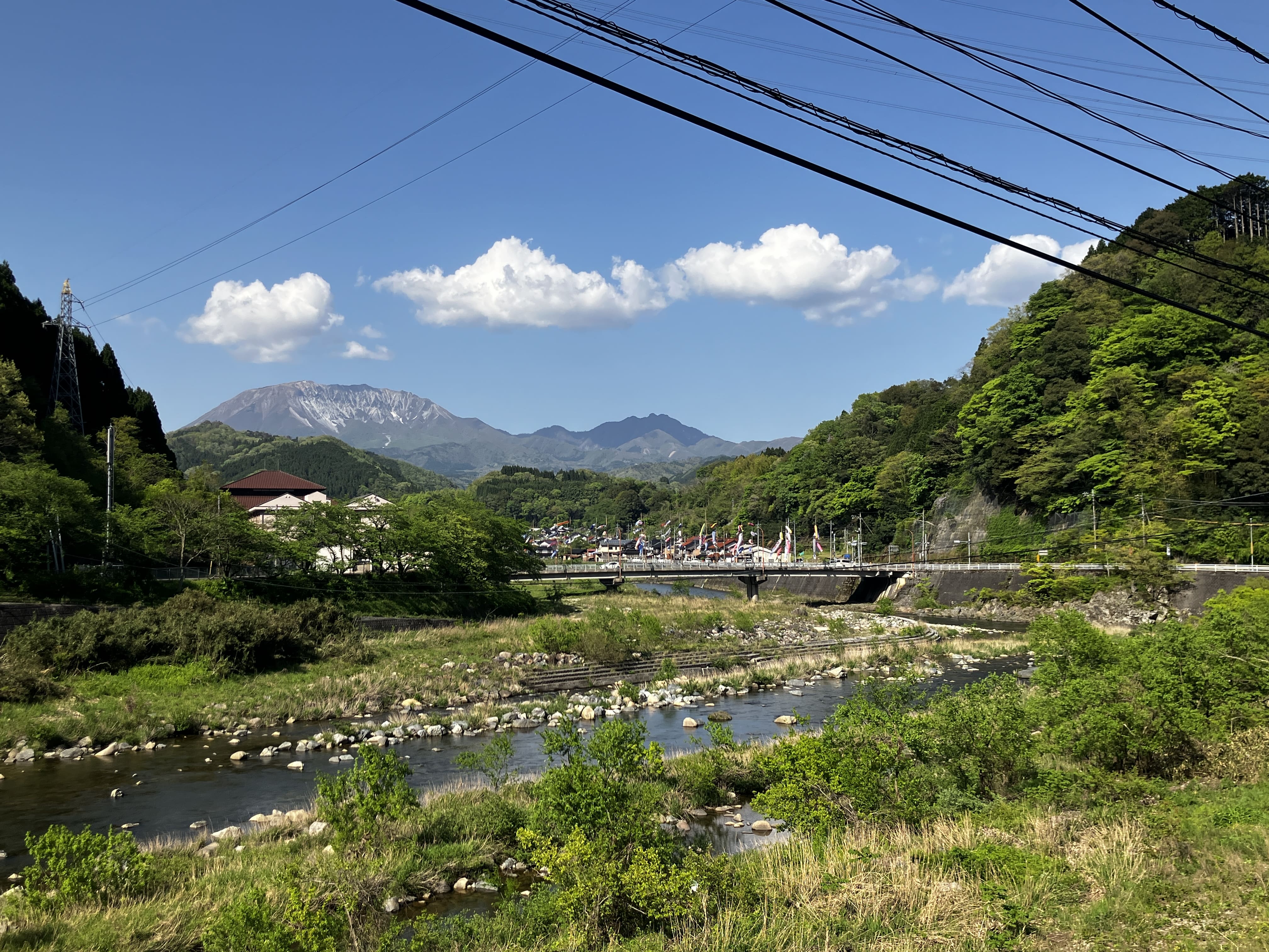 【江府町】連休の青空を優雅に泳ぐ！「日野川のこいのぼり」